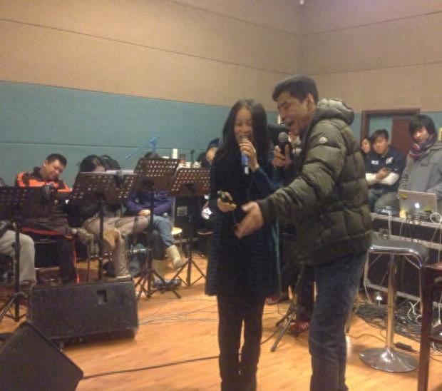 50岁屠洪刚一家近照,3婚妻子事业心强,继子生活奢侈豪车傍身