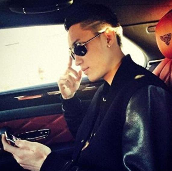 50岁屠洪刚一家近照,3婚妻子事业心强,继子生活奢侈豪车傍身