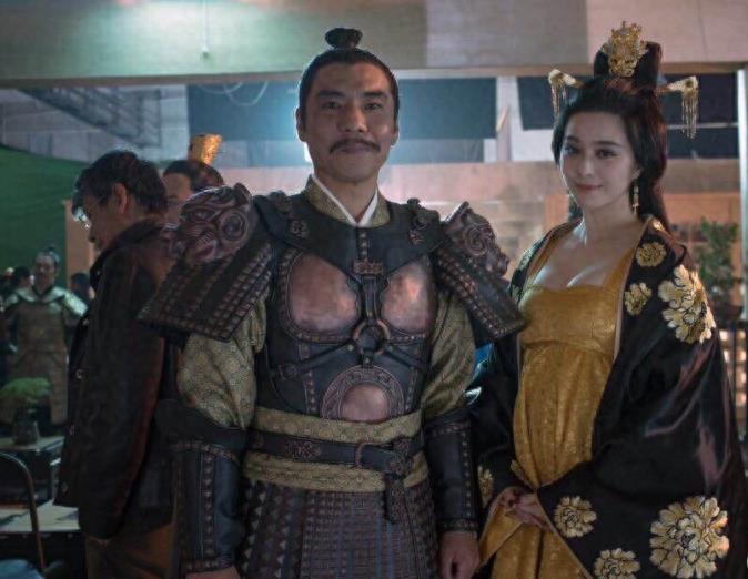 50岁屠洪刚一家近照,3婚妻子事业心强,继子生活奢侈豪车傍身