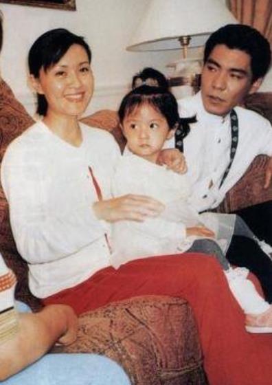 50岁屠洪刚一家近照,3婚妻子事业心强,继子生活奢侈豪车傍身