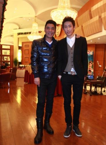 50岁屠洪刚一家近照,3婚妻子事业心强,继子生活奢侈豪车傍身