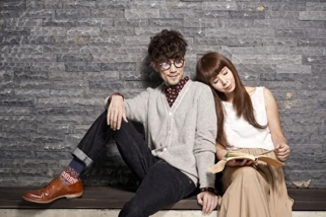 47岁情歌教父周传雄和他的神秘妻子近照