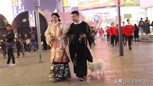 黄兴路步行街,一条很能体现长沙夜生活的街区,游客的必来之地