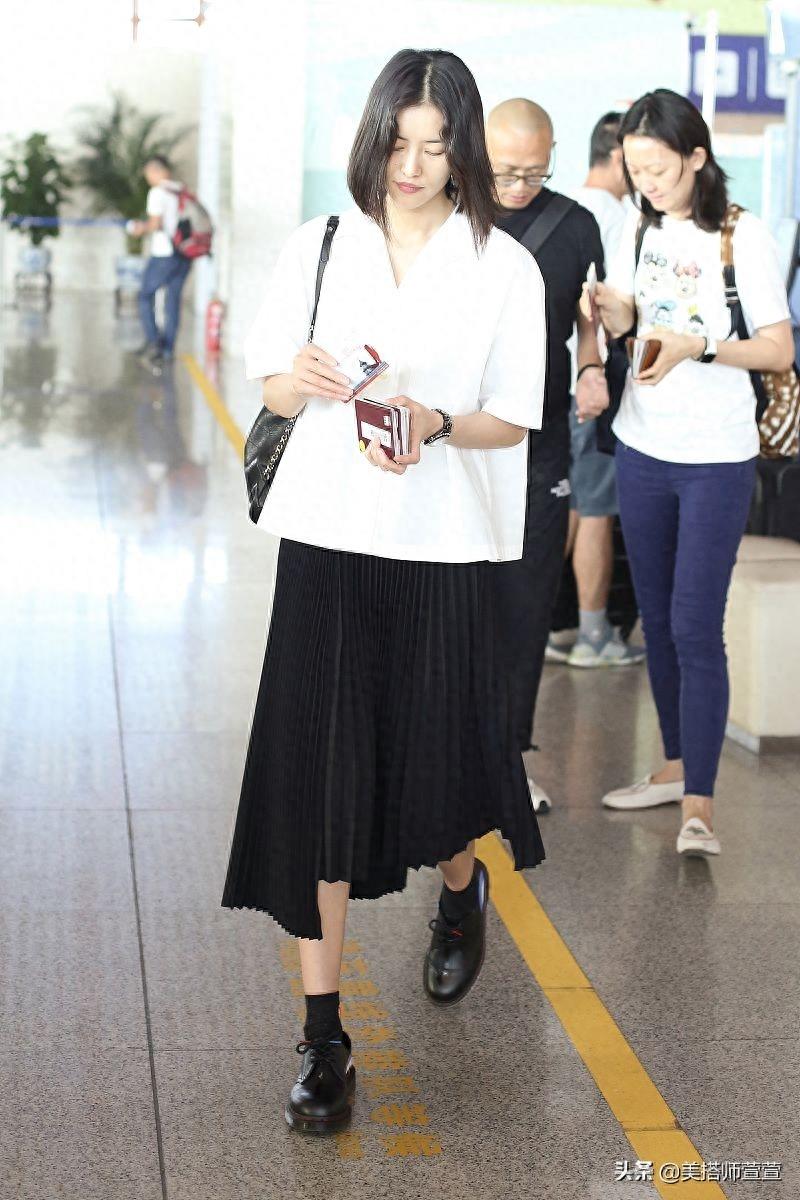 刘雯与辱华品牌霸气解约后首亮相,穿白衬衫配百褶裙一路甜笑不断