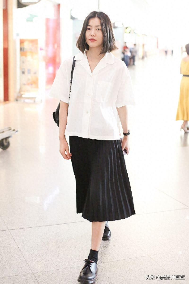 刘雯与辱华品牌霸气解约后首亮相,穿白衬衫配百褶裙一路甜笑不断