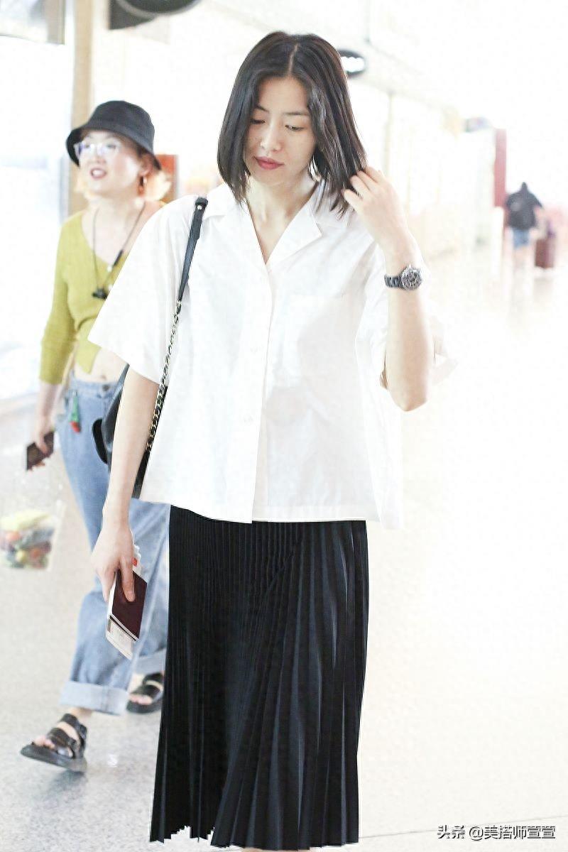 刘雯与辱华品牌霸气解约后首亮相,穿白衬衫配百褶裙一路甜笑不断