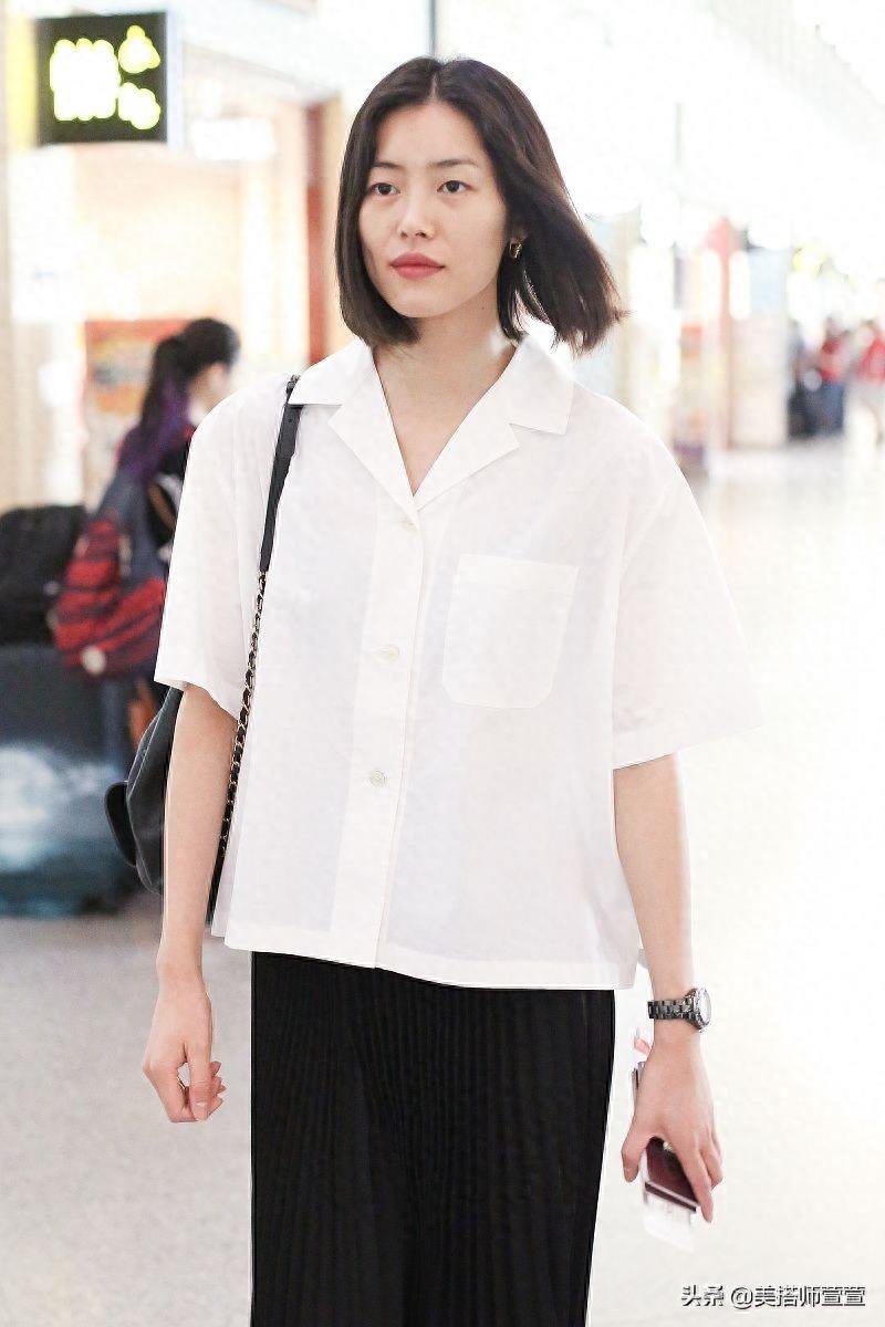 刘雯与辱华品牌霸气解约后首亮相,穿白衬衫配百褶裙一路甜笑不断