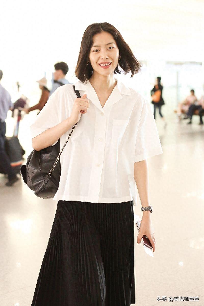 刘雯与辱华品牌霸气解约后首亮相,穿白衬衫配百褶裙一路甜笑不断