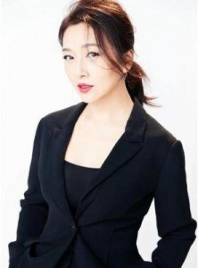 ​大器晚成：田小洁的励志人生与爱情故事