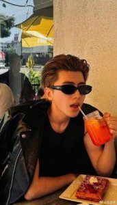 ​蔡徐坤的真名揭秘：从蔡泽坤到流量明星的蜕变