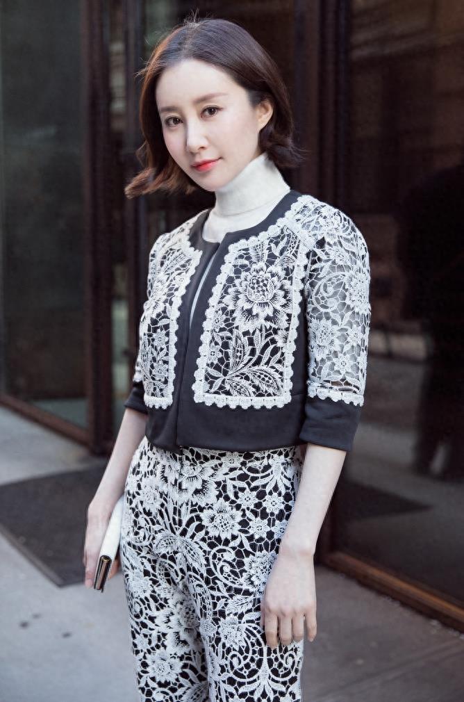 舒畅亮相纽约时装周一展知性妩媚气质 蕾丝套装优雅十足,美如画