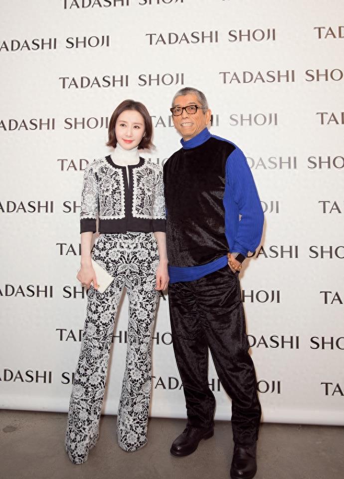 舒畅亮相纽约时装周一展知性妩媚气质 蕾丝套装优雅十足,美如画