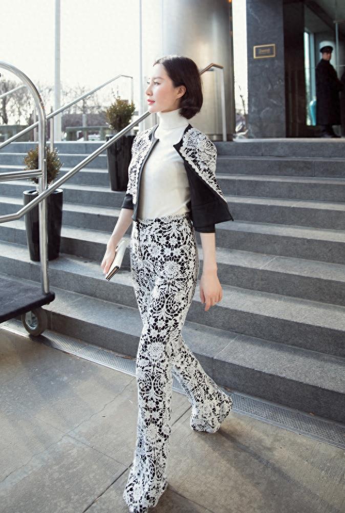 舒畅亮相纽约时装周一展知性妩媚气质 蕾丝套装优雅十足,美如画