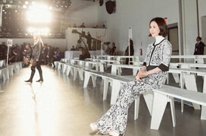 舒畅亮相纽约时装周一展知性妩媚气质 蕾丝套装优雅十足,美如画