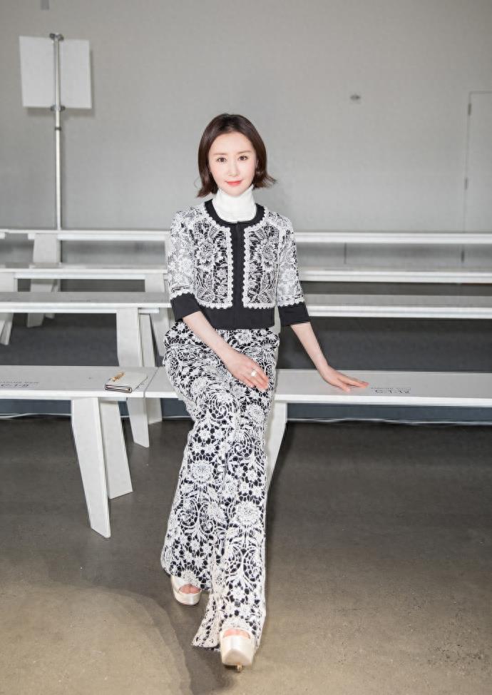 舒畅亮相纽约时装周一展知性妩媚气质 蕾丝套装优雅十足,美如画