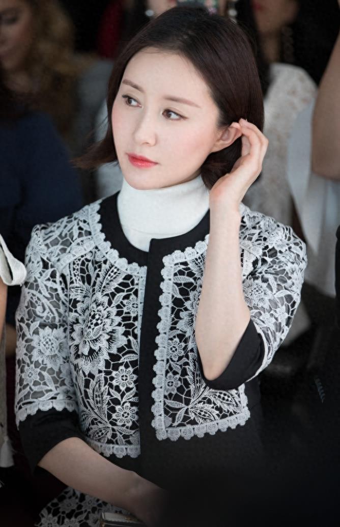 舒畅亮相纽约时装周一展知性妩媚气质 蕾丝套装优雅十足,美如画