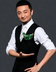 ​尼格买提现场展示“作弊”全过程，当着全国观众的面藏起牌！比小品更幽默