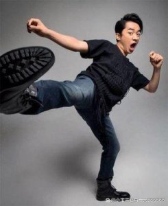 ​王祖蓝的身价与年收入揭秘，其父亲身份及家庭背景大起底