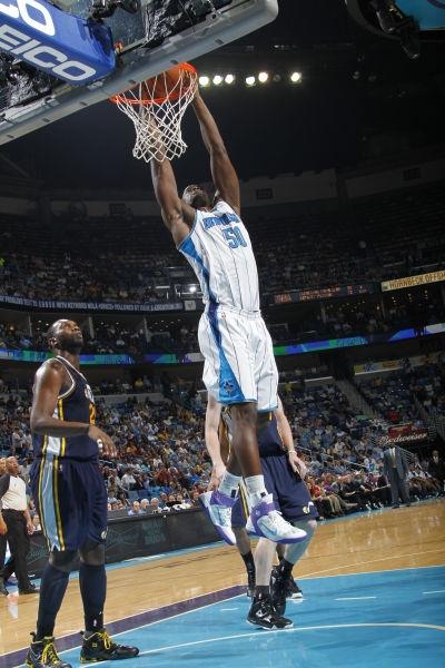 埃梅卡·奥卡福,1982年出生于美国得克萨斯州休斯敦,美国职业篮球运动员,司职中锋,现为自由球员