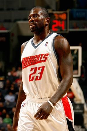 埃梅卡·奥卡福,1982年出生于美国得克萨斯州休斯敦,美国职业篮球运动员,司职中锋,现为自由球员