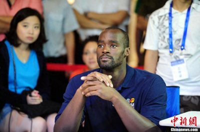 ​埃梅卡·奥卡福，1982年出生于美国得克萨斯州休斯敦，美国职业篮球运动员，司