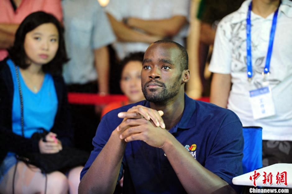 埃梅卡·奥卡福,1982年出生于美国得克萨斯州休斯敦,美国职业篮球运动员,司职中锋,现为自由球员