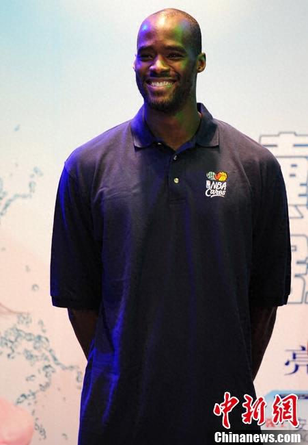 埃梅卡·奥卡福,1982年出生于美国得克萨斯州休斯敦,美国职业篮球运动员,司职中锋,现为自由球员