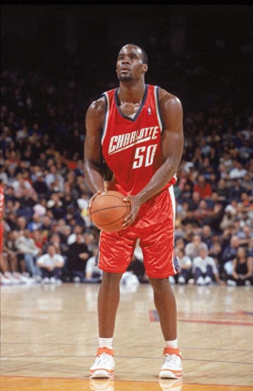 埃梅卡·奥卡福,1982年出生于美国得克萨斯州休斯敦,美国职业篮球运动员,司职中锋,现为自由球员