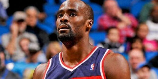 埃梅卡·奥卡福,1982年出生于美国得克萨斯州休斯敦,美国职业篮球运动员,司职中锋,现为自由球员