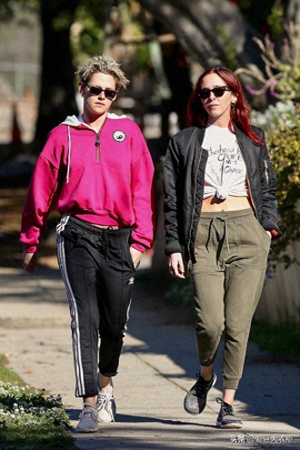 克里斯汀·斯图尔特粉色连帽衫青春洋溢,短发造型帅到一定境界