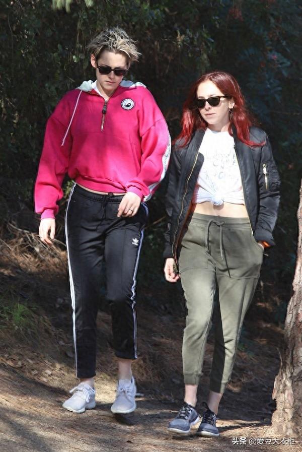 克里斯汀·斯图尔特粉色连帽衫青春洋溢,短发造型帅到一定境界