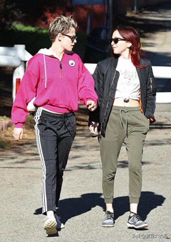 克里斯汀·斯图尔特粉色连帽衫青春洋溢,短发造型帅到一定境界