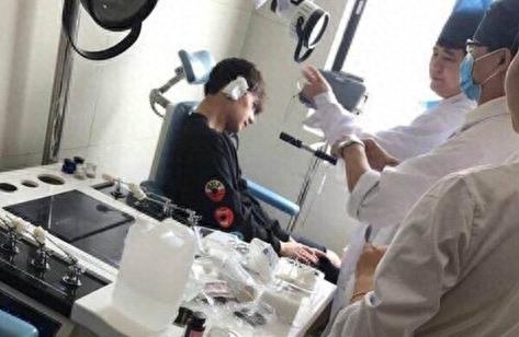 杨洋做手术不打麻药粉丝心疼到哭,小护士却因泄露隐私或将被起诉