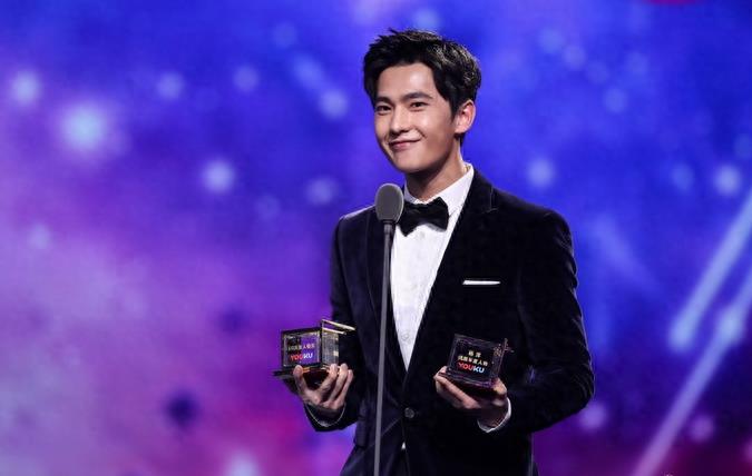 杨洋做手术不打麻药粉丝心疼到哭,小护士却因泄露隐私或将被起诉