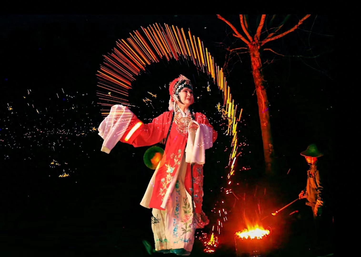 焦作北朱村迎春文化节:千年铁花相遇百年古村