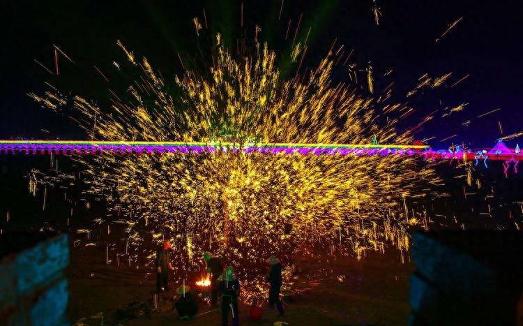 焦作北朱村迎春文化节:千年铁花相遇百年古村