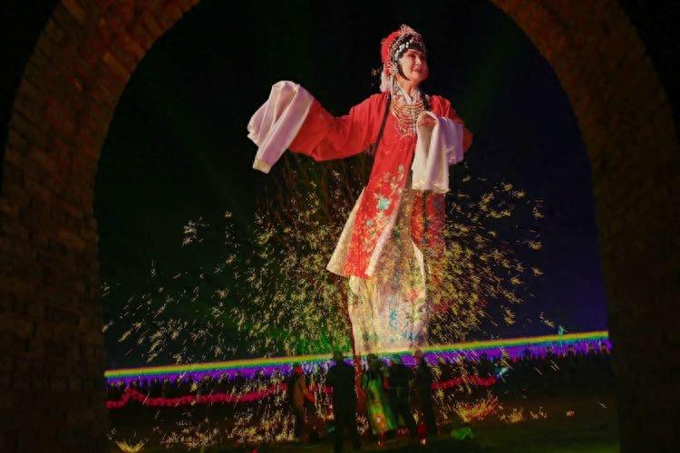 焦作北朱村迎春文化节:千年铁花相遇百年古村