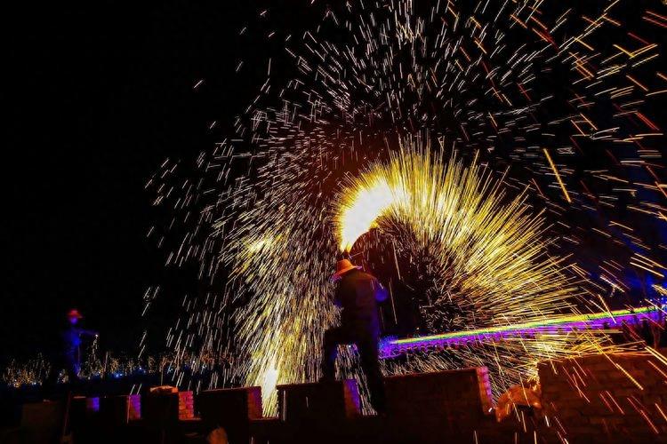 焦作北朱村迎春文化节:千年铁花相遇百年古村