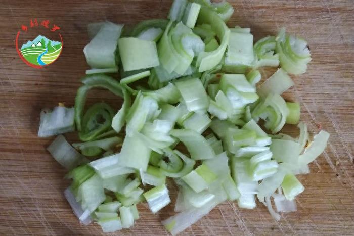 农村老家自制——辣椒花生碎,专治嘴馋小吃货!