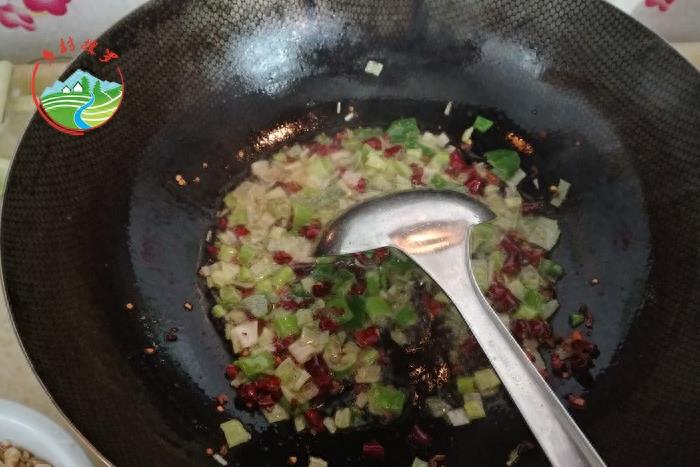 农村老家自制——辣椒花生碎,专治嘴馋小吃货!