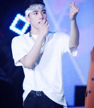 王子异抱范丞丞,表白一下又man又帅有实力还很善良的子异!