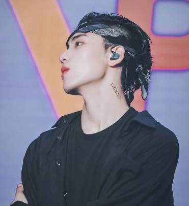 王子异抱范丞丞,表白一下又man又帅有实力还很善良的子异!