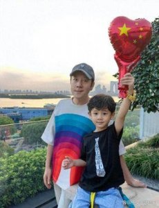 ​蔡国庆陪伴93岁父亲出游，老爷子精神焕发，是我国第一代歌剧演员