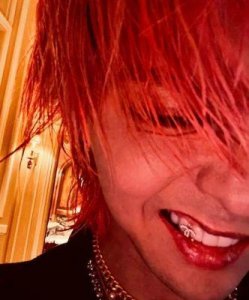 ​权志龙：从BIGBANG到时尚偶像，姨化风格引发热议