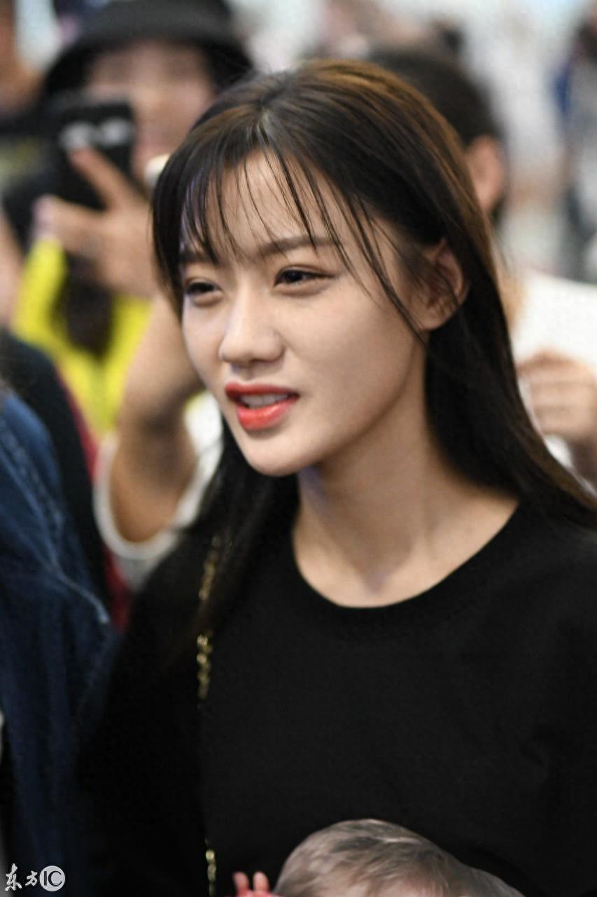 101女团陈意涵现身上海机场，露齿大笑似少女