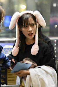 ​101女团陈意涵现身上海机场，露齿大笑似少女