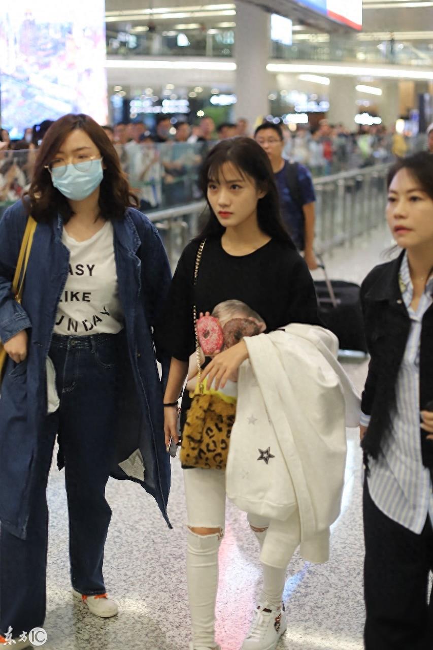 101女团陈意涵现身上海机场，露齿大笑似少女
