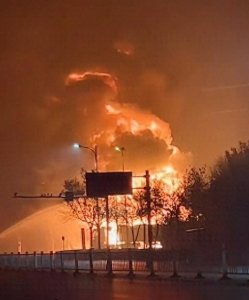 ​山东东营油罐车爆炸明火冒出数米高？消防：已处理好，无人员伤亡