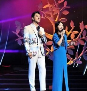 ​48岁毛宁与妻子生活近照，老婆漂亮有气质，网友：“比杨钰莹更漂亮的”