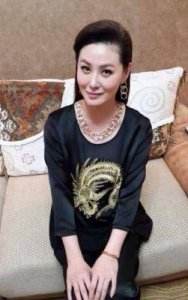 ​王思懿：潘六姐标签下的闪婚闪离，年近半百仍单身